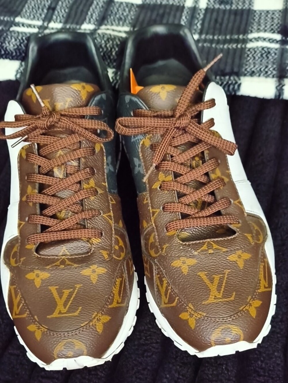 Louis Vuitton Sneakers - Picture 6 of 8